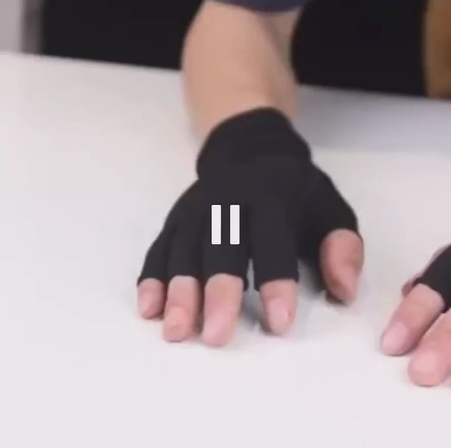 Carica il video: Pensati per un utilizzo quotidiano e sicuro, come supporto pratico nei movimenti della mano. Non sono dispositivi medici e non sostituiscono terapie o trattamenti prescritti, ma possono aiutare a migliorare il comnfort e la stabilità durante le attività di ogni giorno. Si consiglia di sospendere l'uso in caso di fastidio o irritazioni e di consultare un professionista sanitario in presenza di patologie specifiche.